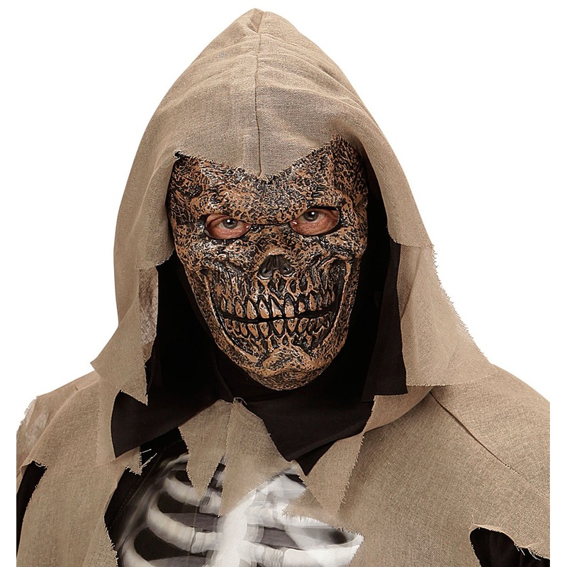 Mask putrefaction with large teeth