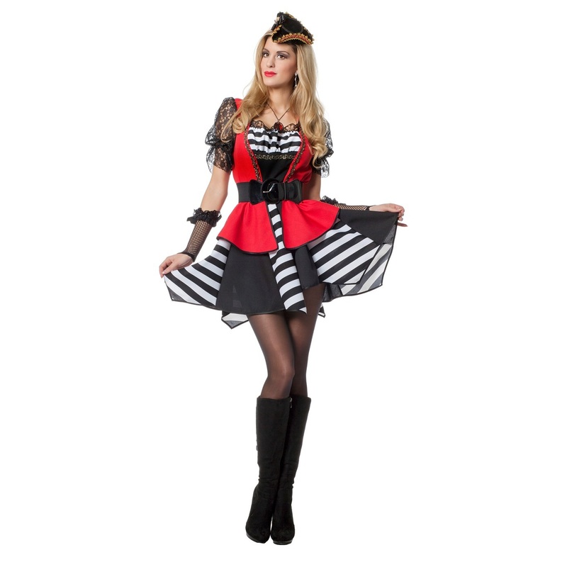 Modern pirate ladies costume 34